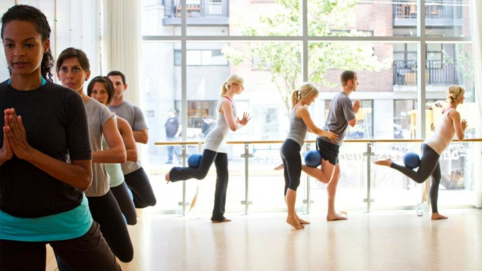 Piloxing Barre heißt ein neues Fitnessprogramm, bei dem Elemente aus dem klassischen Ballett mit Standing Pilates, Boxbewegungen und Cardiosequenzen kombiniert werden