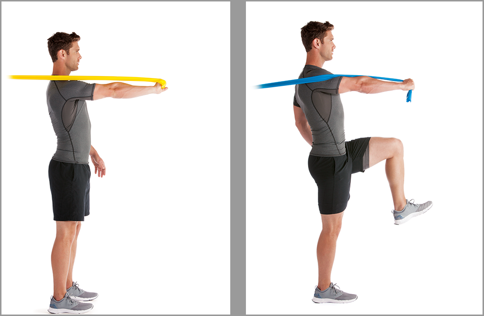 Übung 5: Serratus press. Mit einer Hand ein powerband flex greifen. Schritt 1: auf beiden Füßen stehen bleiben und den vollständig gestreckten Arm nur aus dem Schulterblatt herausschieben und wieder zurückziehen. Schritt 2: Die Übung kann auch auf einem Bein stehend durchgeführt werden.